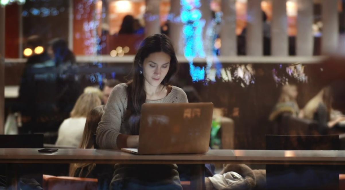 Equipo trabajando en análisis de contenido SEO