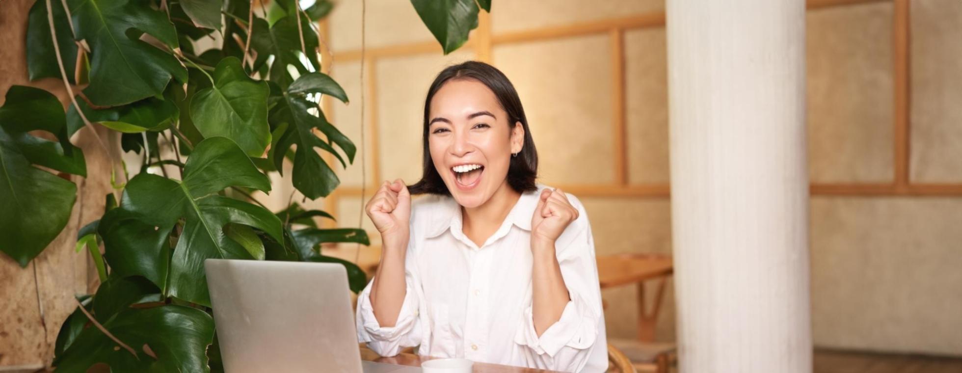 Grupo de estudiantes colaborando en análisis de estrategias SEO